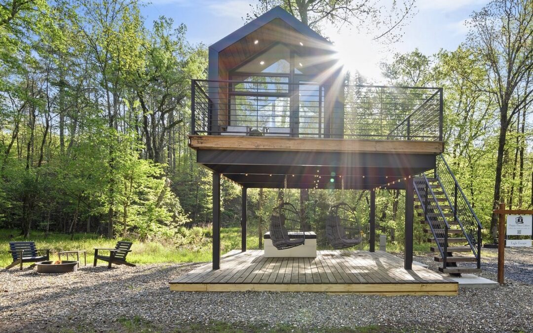 Treehouse Cabins: Hawk’s View